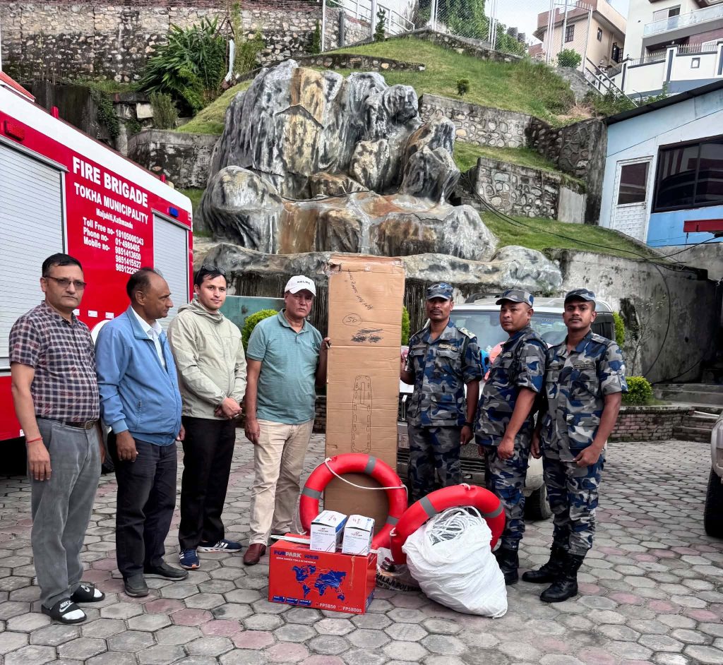 बाढीपीडितको उद्धारमा टोखा नगरपालिका सक्रिय : सशस्त्र प्रहरीलाई अत्यावश्यक उपकरण प्रदान