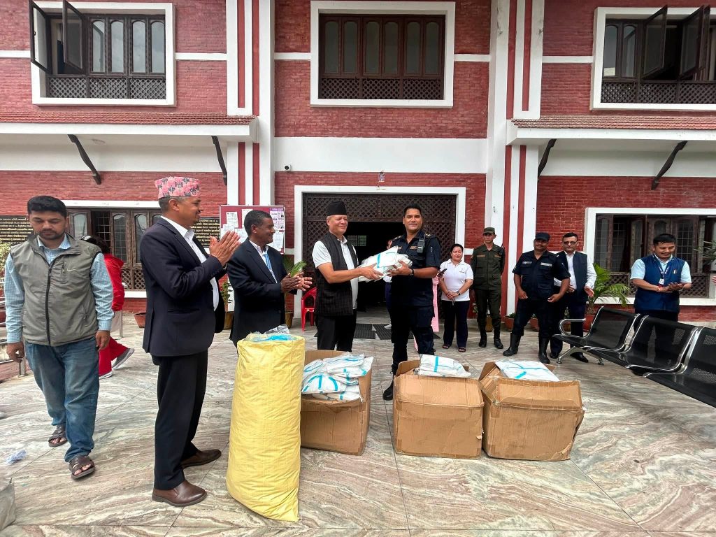 टोखा नगर प्रमुख प्रकाश अधिकारीद्वारा भोटेकोशी बाढीपछि शव व्यवस्थापनका लागि PPE हस्तान्तरण